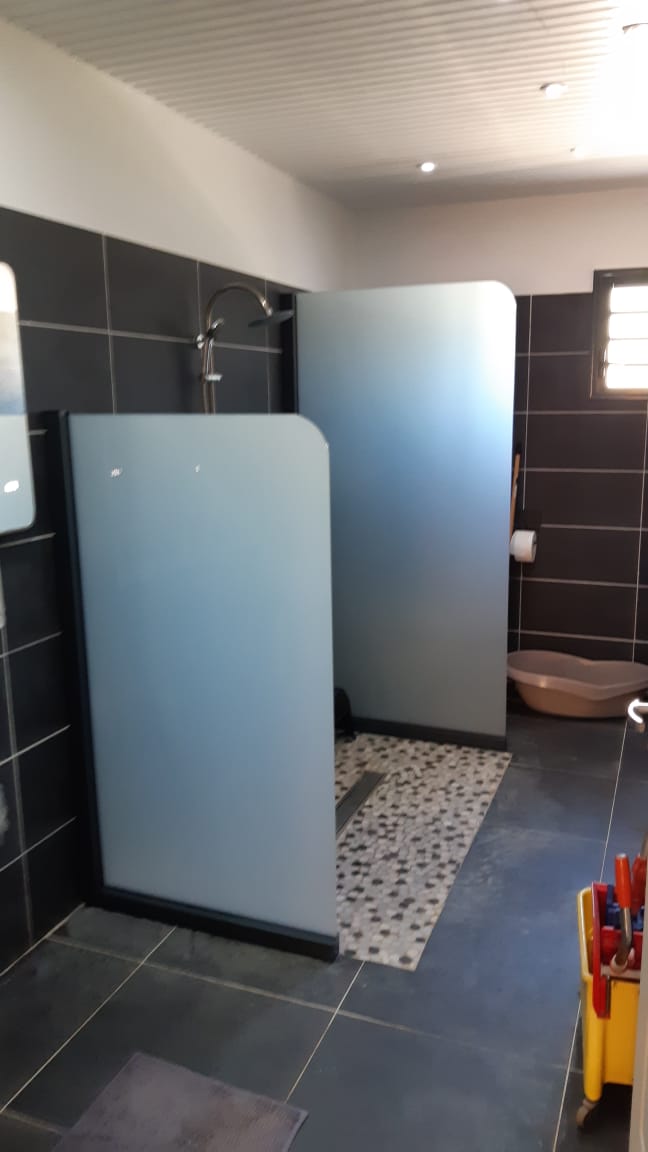 Parois de douche en aluminium